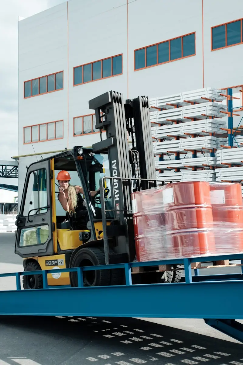 Armazém industrial com empilhadeiras